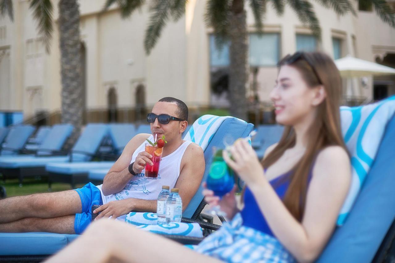 Bahi Ajman Palace Hotel Zewnętrze zdjęcie Tourists at a hotel in Dubai