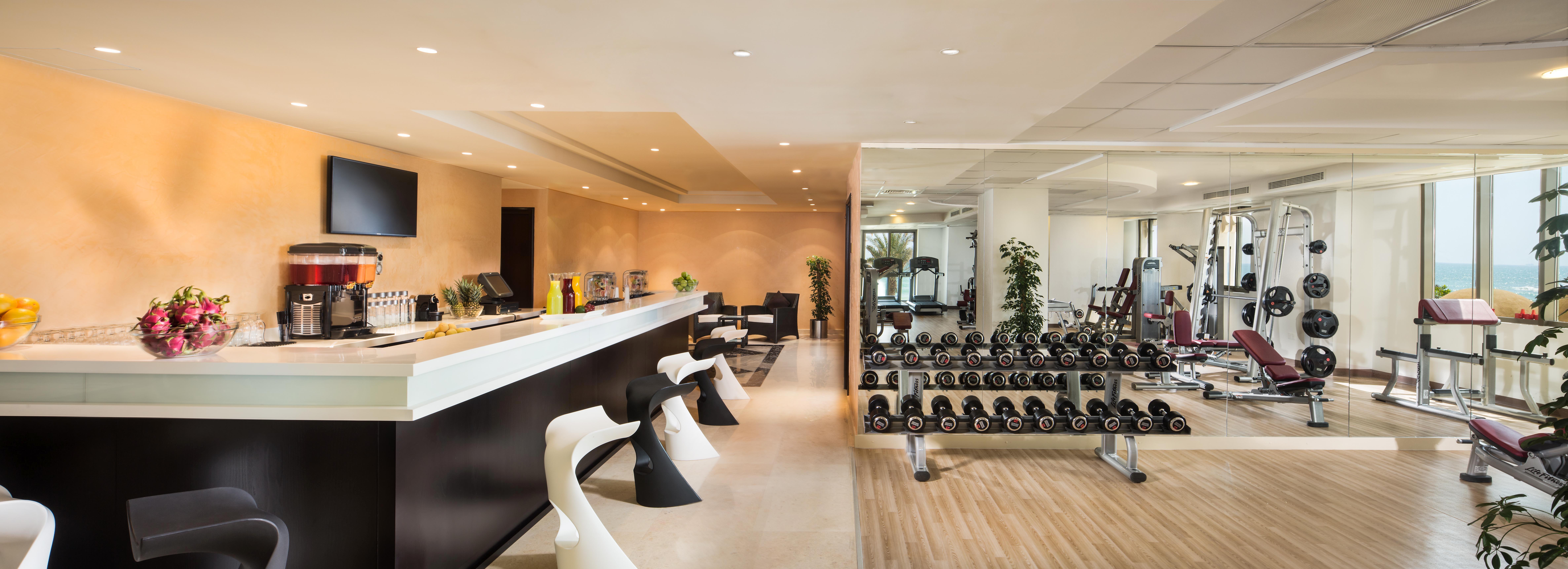 Bahi Ajman Palace Hotel Zewnętrze zdjęcie The gym at the hotel