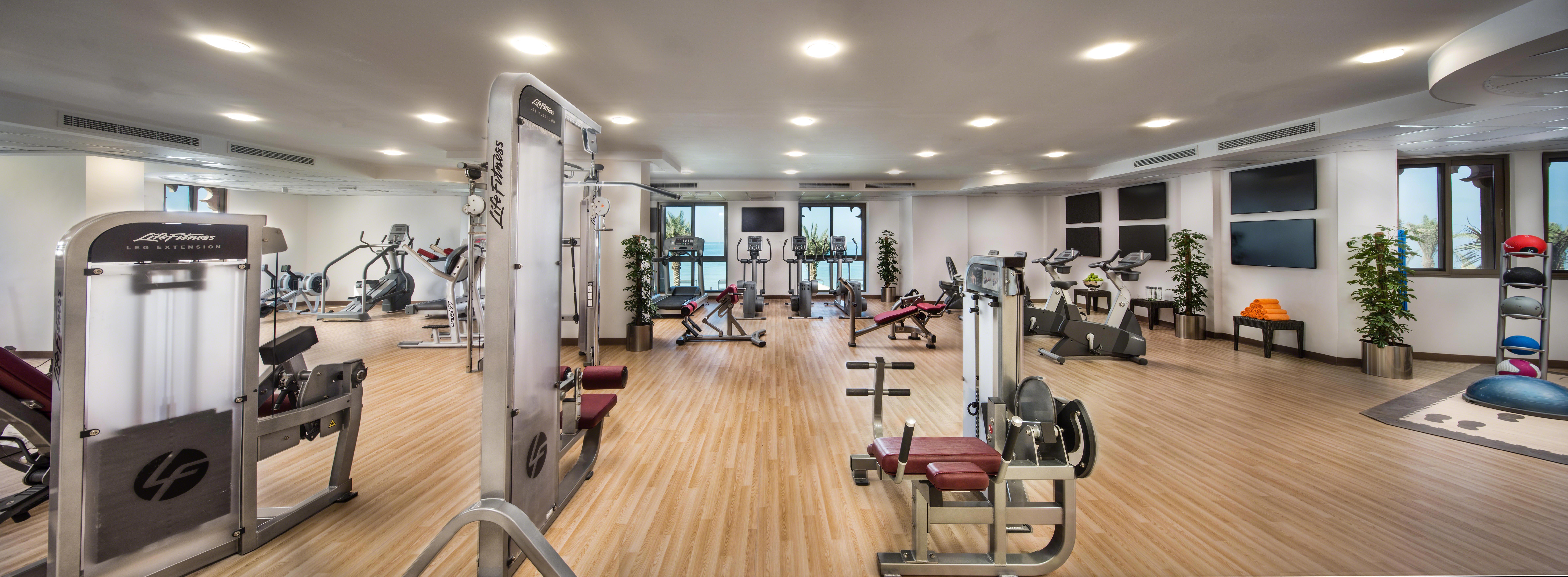 Bahi Ajman Palace Hotel Zewnętrze zdjęcie The gym at the hotel