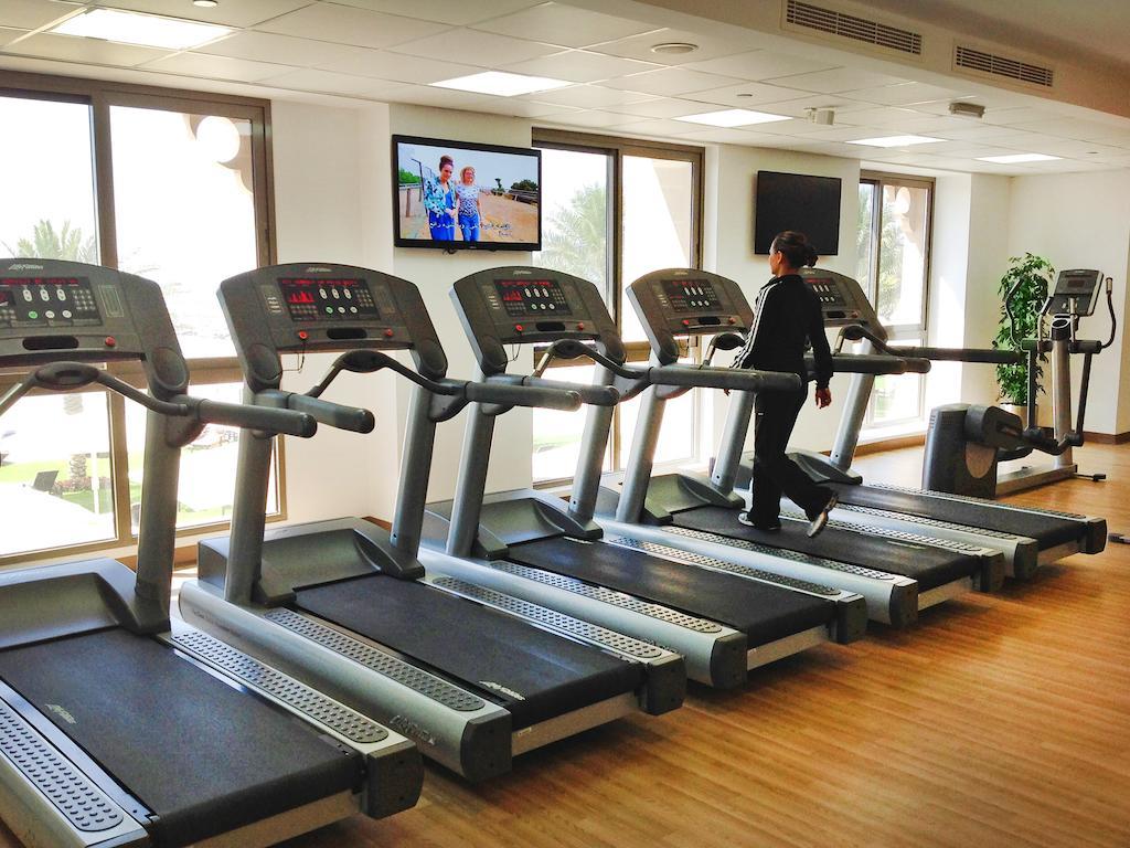 Bahi Ajman Palace Hotel Zewnętrze zdjęcie Treadmills in a gym