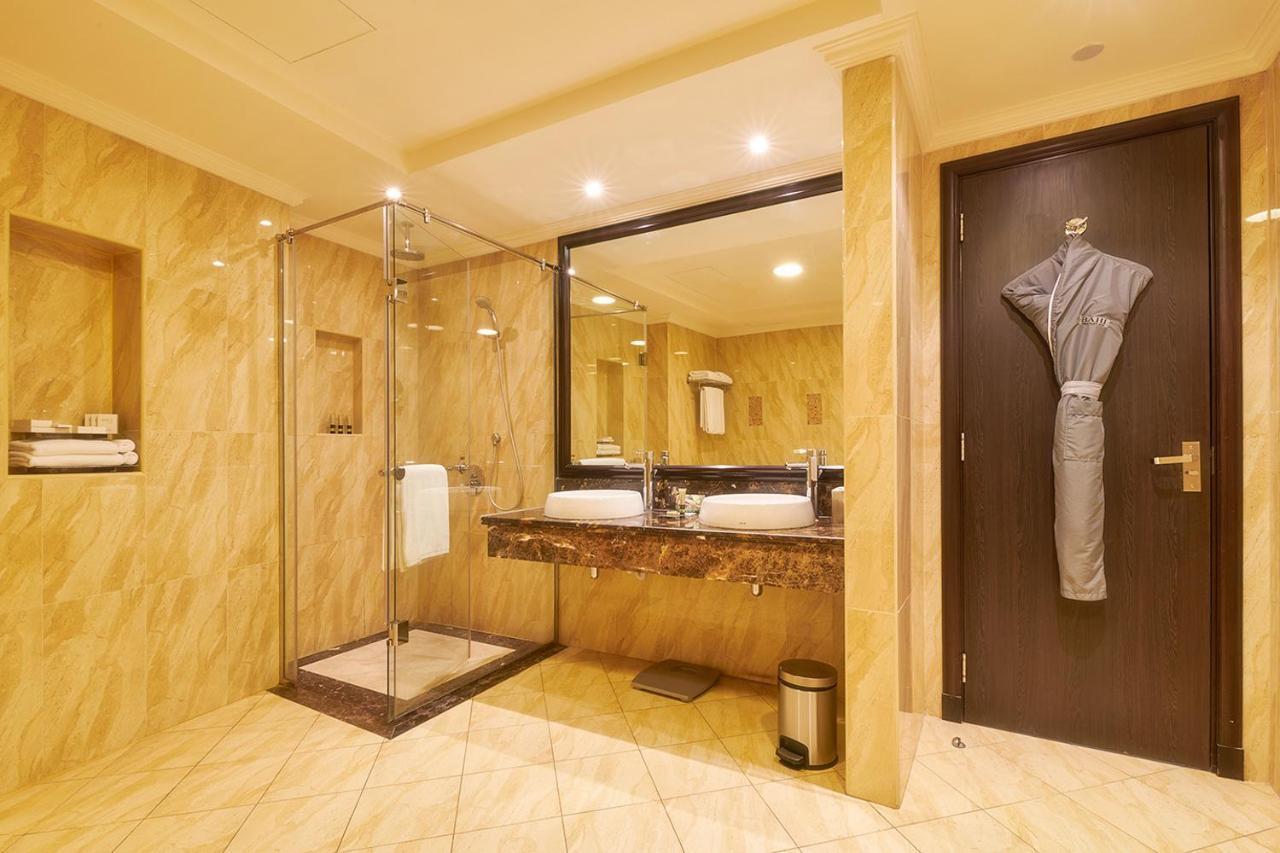 Bahi Ajman Palace Hotel Zewnętrze zdjęcie A bathroom at the Taj Bengal